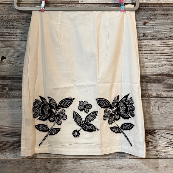 Chic White Pencil Skirt with Black Floral Design - Picture 2 of 4